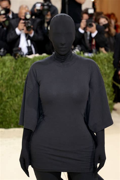 Heres What Kim Kardashian Looked Like Under Her Dementor Chic Met Gala Gown Huffpost