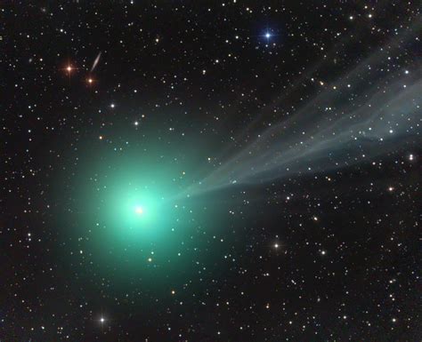 Une Belle Comète Visible à Lœil Nu à Côté Dorion Et Du Taureau