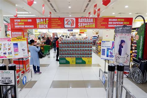 Sara Wanderlust: LuLu Hypermarket & Department Store gives RM50 to Shoppers