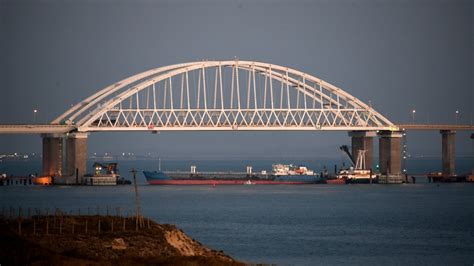 ยูเครนโวย! รัสเซียขับเรือชน นำเรือขวางปิดทางเข้าทะเลอะซอฟ