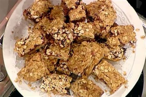 I biscotti ai cereali al cioccolato sono dei croccanti biscotti arricchiti con fiocchi d'avena, mandorle e nocciole, perfetti per colazione o merenda. Ricetta Dolci con fiocchi di avena con composta di ...