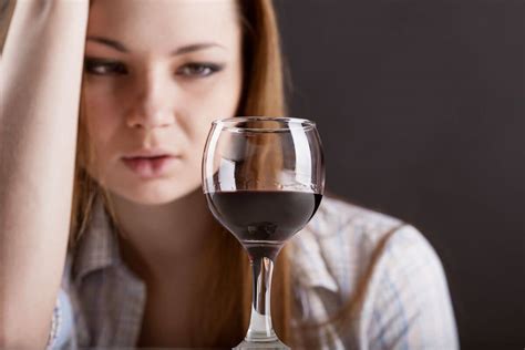 Женский алкоголизм: признаки, симптомы, как распознать женский алкоголизм