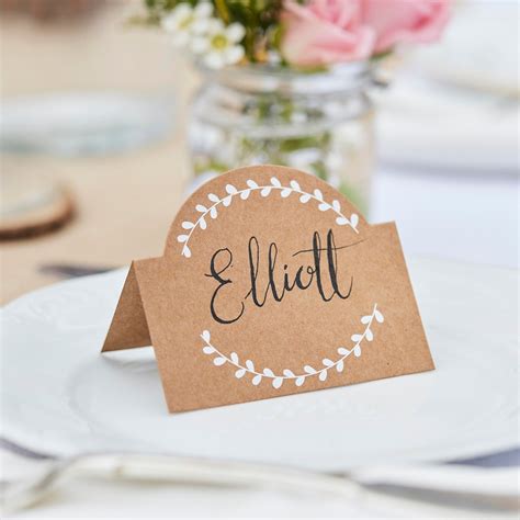 A Place Card With The Word Ellitt On It Is Sitting On A Plate