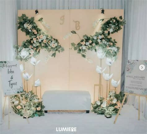 Jasa dekorasi bunga di karawang, | tempat jasa dekorasi gedung pelaminan, pernikahan yaitu toko bunga terdekat yang menjual beraneka rangkaian karangan bunga ucapan segar, di antaranya. Dekorasi Backdrop Lamaran Modern Untuk Pasangan Ter-hits ...