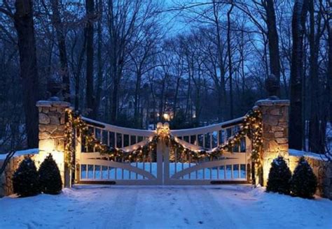 Cool 43 Christmas Decoration Ideas To Decorate Your Outdoor Gate