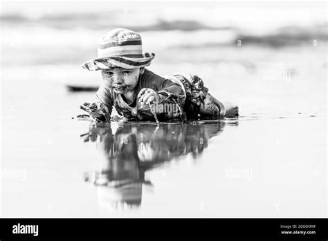 Ein Schwarz Weiß Foto Eines Fokussierten Jungen Der Wasser Spritzt Und