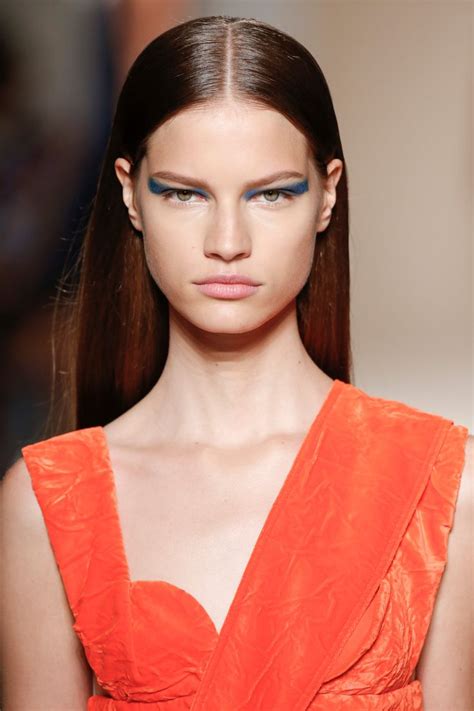Makeup Trends Beauty Trends Bright Eyeshadow Pull Off Pret Victoria Beckham Glam Beauty