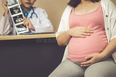 Mujer Embarazada Y Ginec Logo M Dico En El Hospital Imagen De Archivo Imagen De Paciente