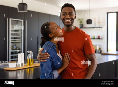 Portrait Dun Heureux Couple Afro Américain Qui Sembrasse Dans La