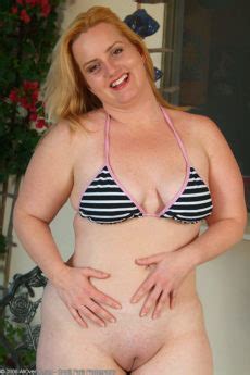 Year Old Blonde Bbw Solsa Getting Naked In The Backyard
