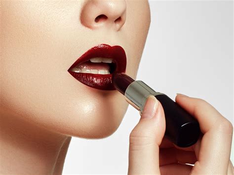 Hot Beauty Trend How To Wear A Dark Lip With Confidence