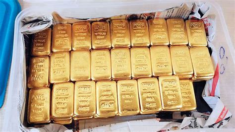 Mumbai Bizmen Held For Smuggling 22 8 Kg Gold