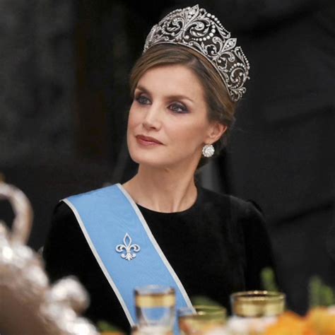Esto Es Lo Que Lleva En Su Bolso De Fiesta La Reina Letizia De España