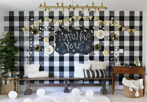 These printables are a cheap and easy way to dress up your nye parties! New Years Eve Party Decorations 2018 - Classy Clutter