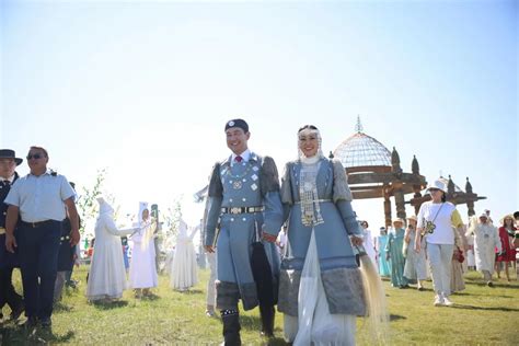 Почитая культуру и традиции народа автор национального костюма для Айсена Николаева рассказал о