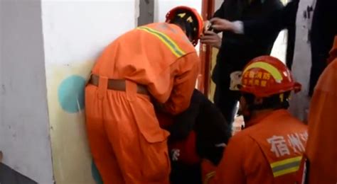 firefighters in china rescue girl stuck in between walls china news asiaone