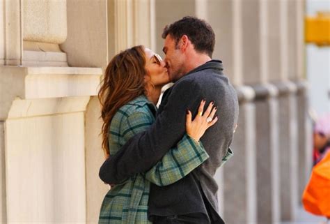 Jennifer Lopez Ben Affleck Pack On Pda While Strolling In Nyc