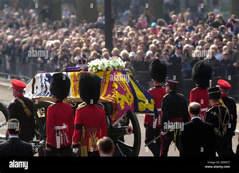 the queen diana funeral Queen arrives at margaret thatcher's funeral ...