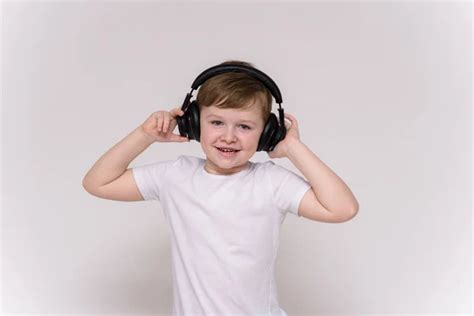 Lindo Niño Años Escuchando Música Auriculares Sobre Fondo Blanco