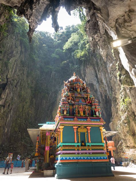 Located in gombak selangor, just north of kuala lumpur (kl), it is an iconic and popular tourist attraction and one of malaysia's national treasures. Batu Caves. Prachtige tempelgrotten net buiten Kuala Lumpur.