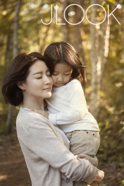 [Photos] Lee Young-ae takes a walk with family, 