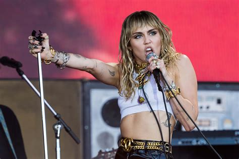 Miley Cyrus Flashes Fans Shows Off Toned Abs In Beige Top To Celebrate
