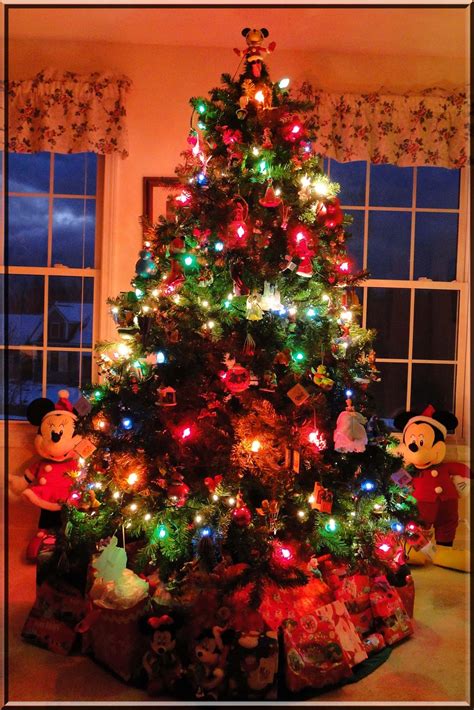 Discover disney home to decorate your home with all the fun and magic of disney. 45 Amazing Disney Christmas Tree Decorations Ideas ...