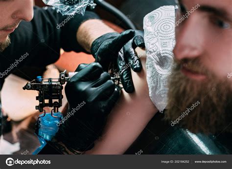 Cropped Shot Tattooing Process Tattoo Shoulder Salon — Stock Photo