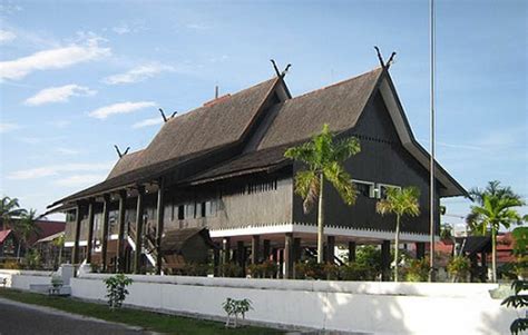Rumah Adat Kalimantan Tengah Rumah Betang Gambar Dan Penjelasannya