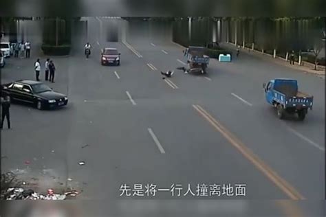 摩托车路口超速撞飞行人 最惨的一幕还在后面