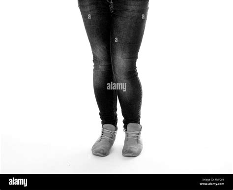 Jeune Fille En Jeans Moulant Banque Dimages Noir Et Blanc Alamy