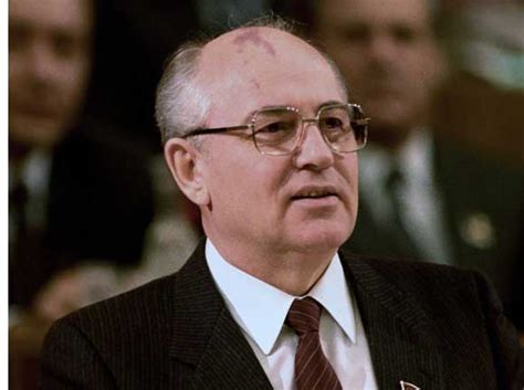 Gorbatchev leur donne l'ordre de préparer un discours destiné au nouveau secrétaire général. 1985 Gorbachev Soviet Leader