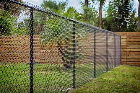 These fences are designed to surround pens containing hogs and are strong enough to prevent them from pushing through. Chain Link & Hog Wire Fences - GATES AND FENCES MAUI