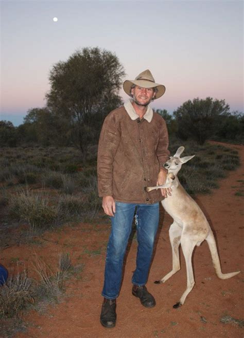 Rescued Kangaroo Hugs Her Rescuers Every Day And The Internet Cant Handle It Kangaroo