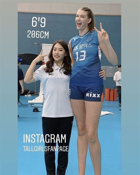 tallgirlsfanpage on instagram “super tall volleyball player 😃 taller than everyone 😊🌟 a little