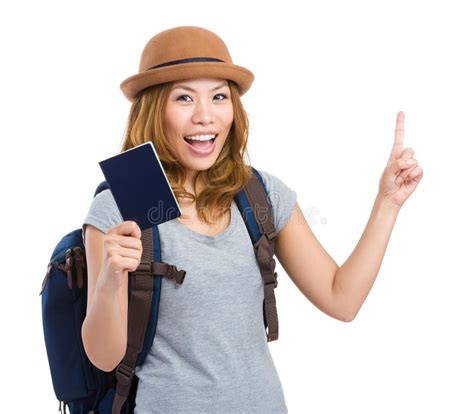 voyageur de femme tenant le passeport et l indication par les doigts image stock image du