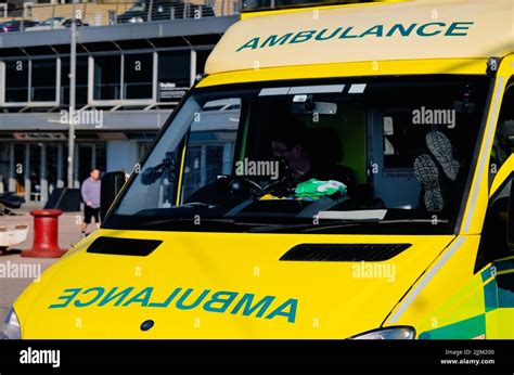 ambulanciers paramédicaux du nhs en pause déjeuner avec ambulance en uniforme et en veille en