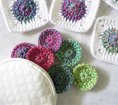Learn how to crochet this pretty cluster cross granny square. Sunburst Granny Square Crochet Pattern - Maria's Blue Crayon