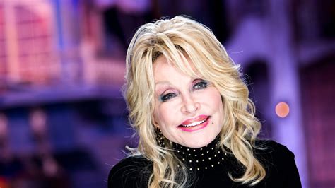 Dolly Parton Gets Hallmark Christmas Movie Christmas At Dollywood