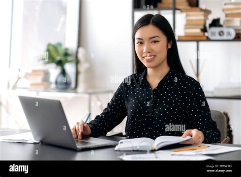 Portrait Japanese Office Lady Hi Res Stock Photography And Images Alamy