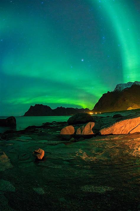 The Northern Lights Over The Lofoten Islands Norway 1080x720 Nature