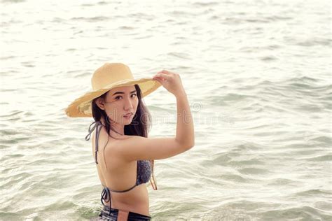 Muchacha Hermosa En Sombrero De Paja Y Gafas De Sol Que Disfruta De La Libertad En Una Playa Del
