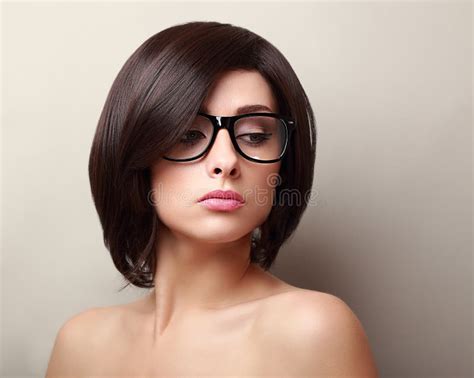 Descubra Image Short Hairstyles For Women With Glasses