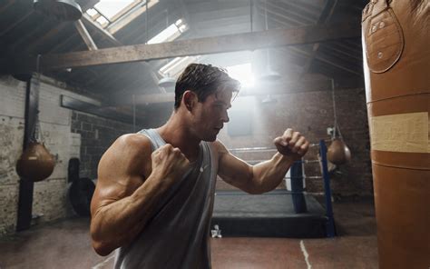 Download Fitness Celebrity Chris Hemsworth 4k Ultra Hd Wallpaper