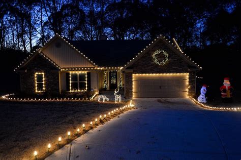 How To Hang Christmas Lights On Roof Howto