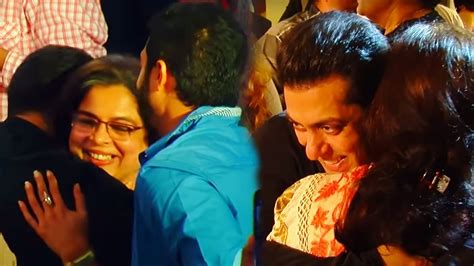 Video Salman Khan Hugging Reema Lagoo Best Mother Son Duo Youtube