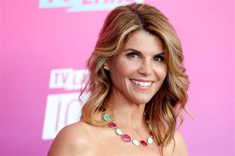 actress lori loughlin returning to tv after college admission scandal reports