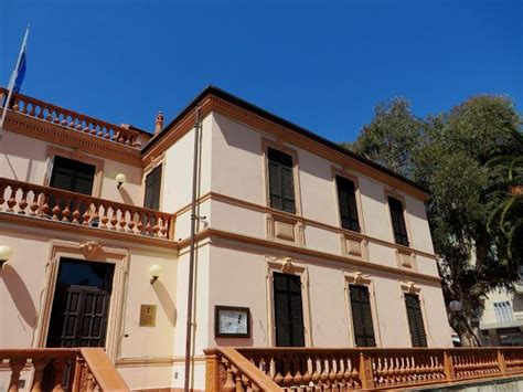 Ingresso su disimpegno ampio, un salotto, un angolo cottura, tre camere da letto, un bagno ed un balcone. Taggia (IM), Arma di Taggia - Villa Boselli | Villa, Stili ...