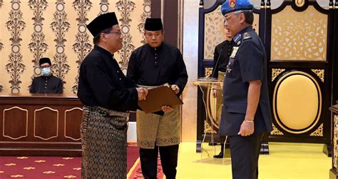 Tun abdul razak bin datuk hussein yang juga dikenali sebagai 'bapa pembangunan' telah dilahirkan pada dalam tahun 1951 apabila tunku abdul rahman menjadi yang dipertua umno, beliau yang berumur 29 tahun dipilih sebagai timbalan yang dipertua. Surat Rasmi Kepada Timbalan Perdana Menteri - Ramadhan DE
