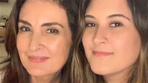 Filha De F Tima Bernardes Ostenta Sua Beleza Em Foto S De Biqu Ni